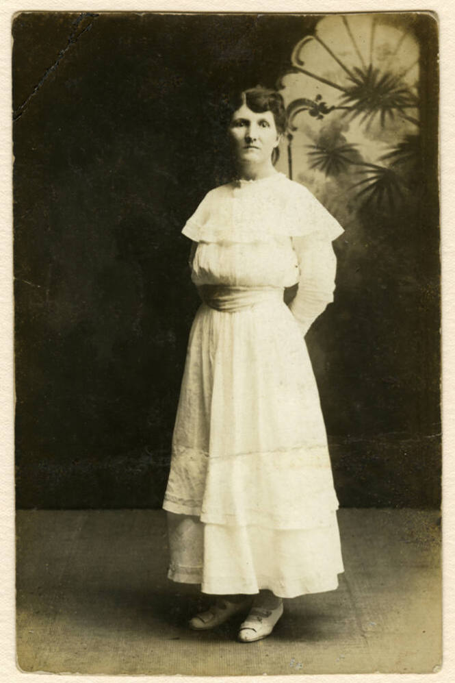 Standing woman, shell background